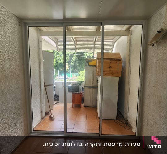 דלת הזזה מאלומיניום עם זכוכית שקופה